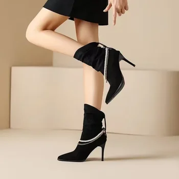 Moterys smailiojo piršto Chelsea batai Prabangūs perlų grandinės aukštakulniai Batai Žiema Naujas dizaineris Seksualios pompos Zomšos gotas Botas Zapatos